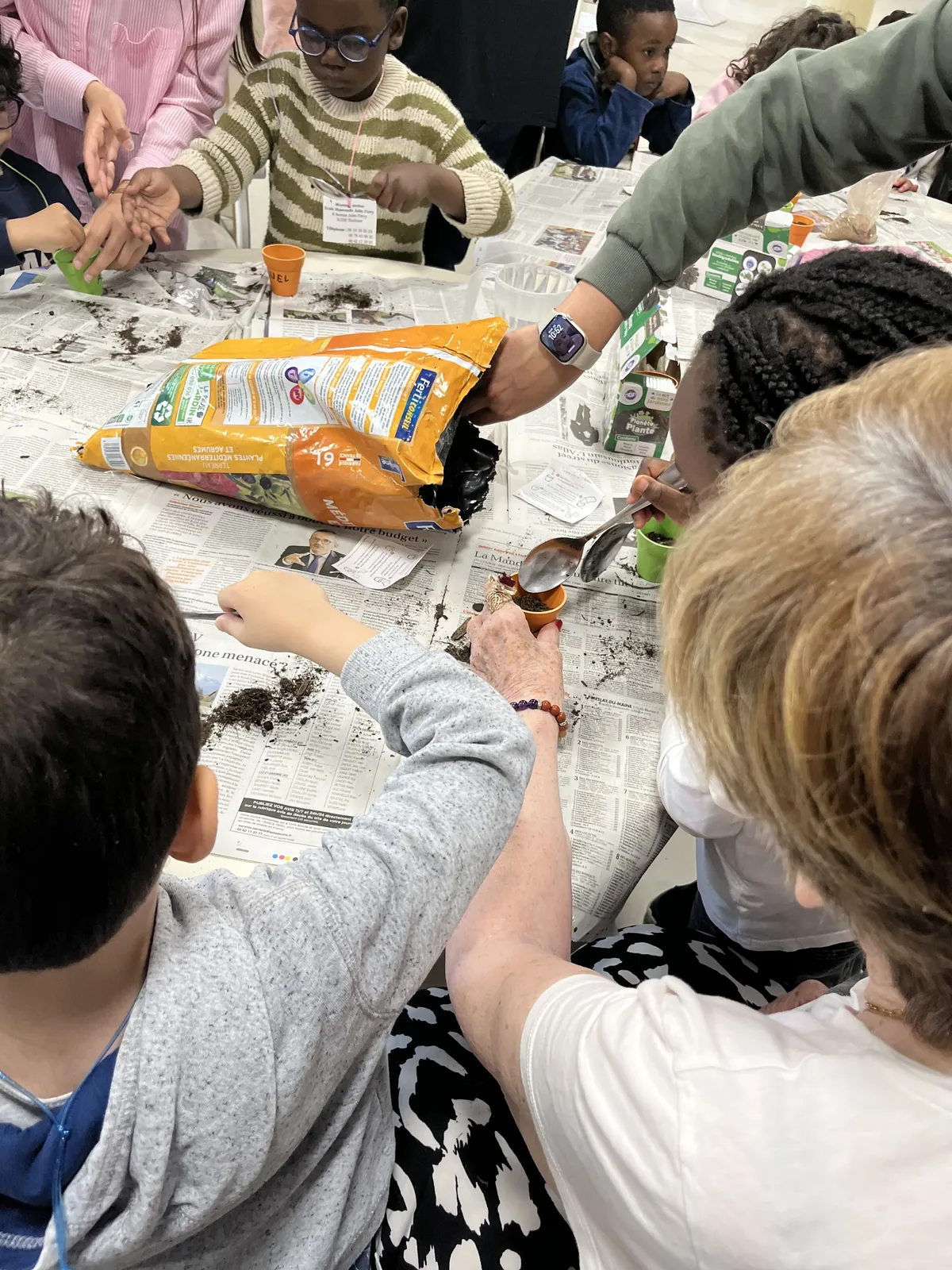 Mains Vertes et Fleurs Roses : Atelier Jardinage Intergénérationnel à la Résidence