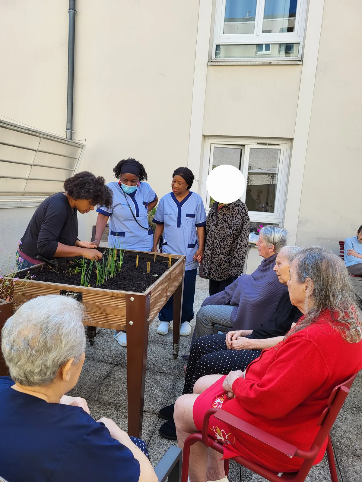 atelier jardinage au 1er étage a la résidence les Adrets 