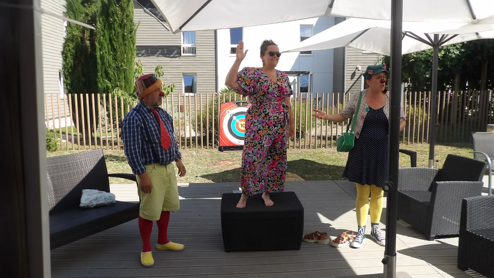 Tir à l’arbalète, clowns farceurs et remise de médaille… enfin presque !