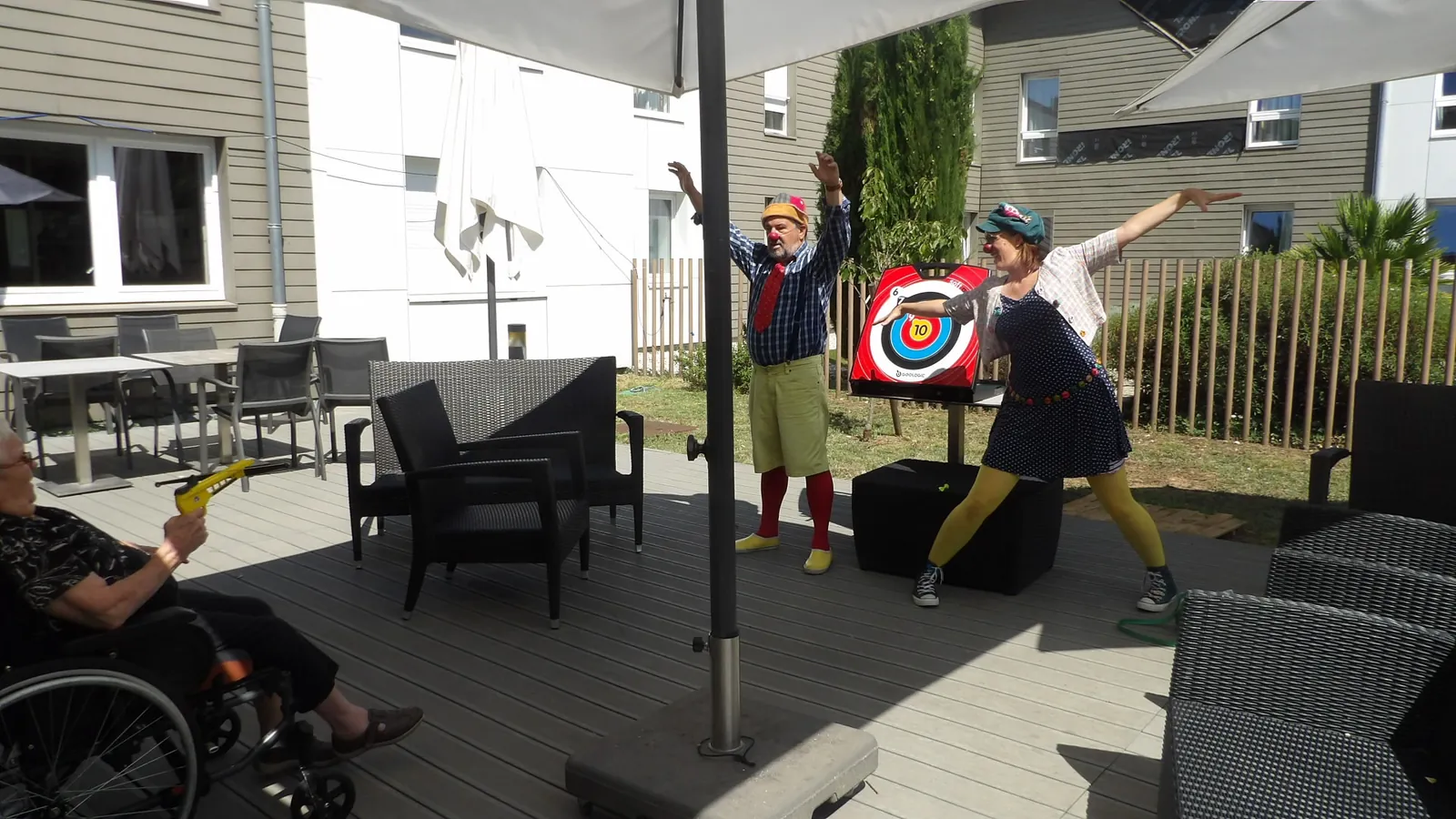 Tir à l’arbalète, clowns farceurs et remise de médaille… enfin presque !