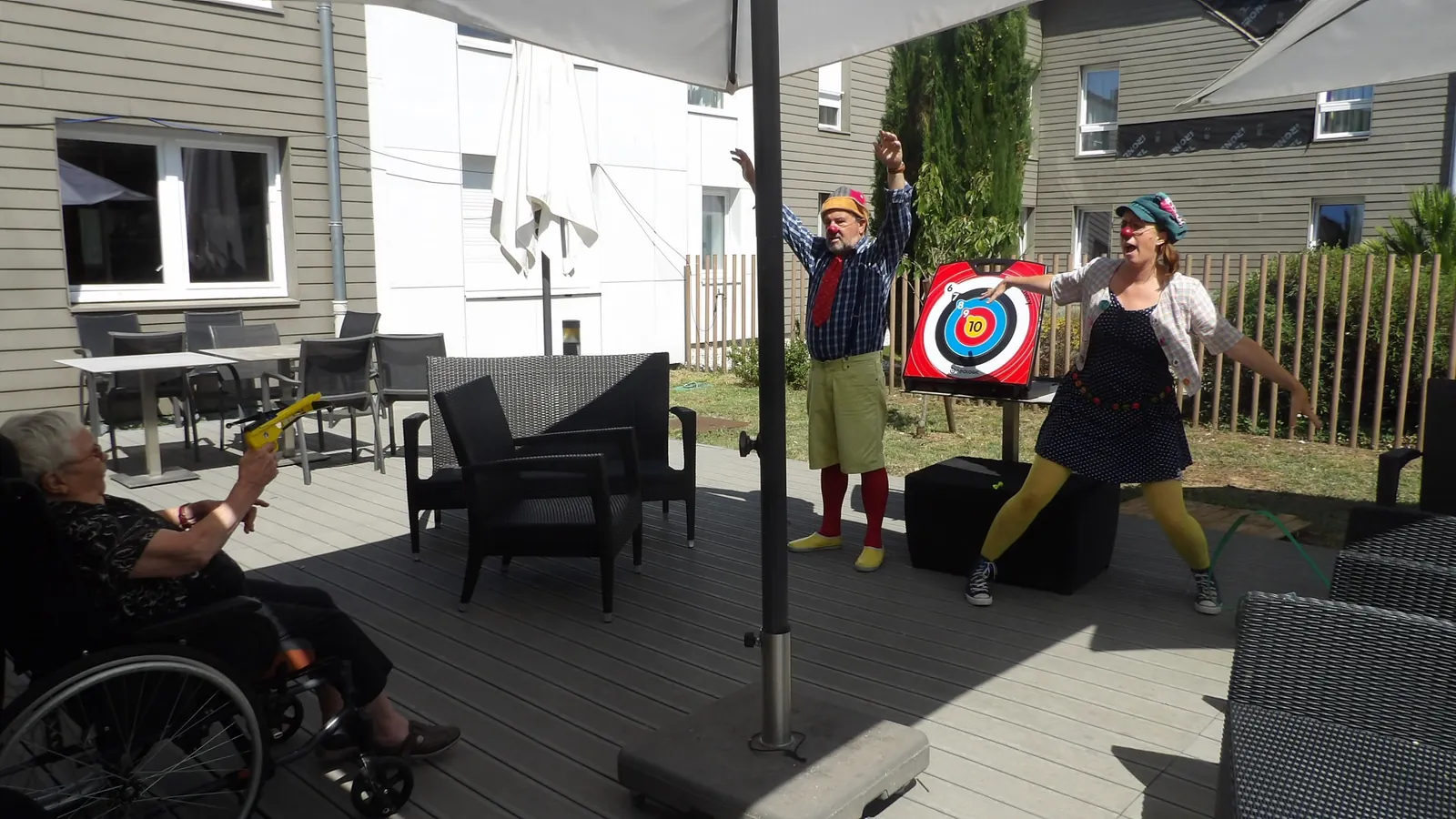 Tir à l’arbalète, clowns farceurs et remise de médaille… enfin presque !