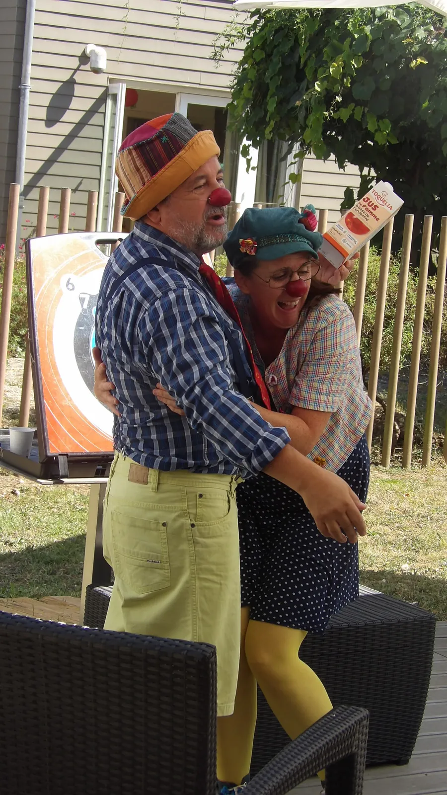 Tir à l’arbalète, clowns farceurs et remise de médaille… enfin presque !
