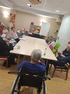 Quand l’atelier mémoire commence… avant même l’animatrice ! on parle de pair-aidance 