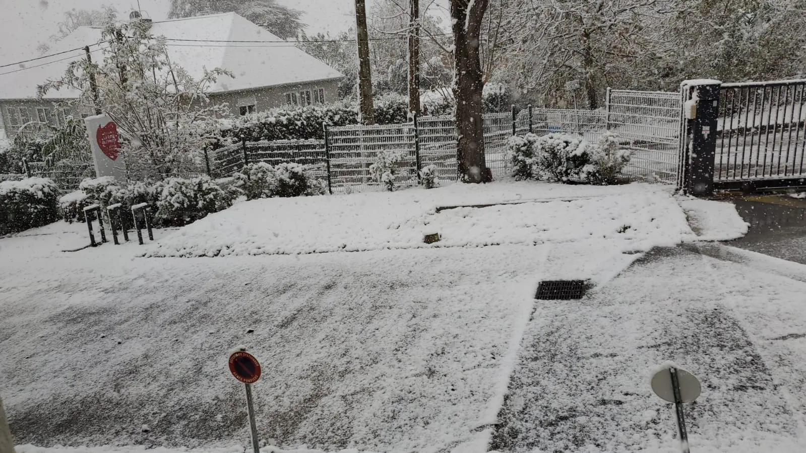 Quand la résidence se recouvre d'un épais manteau blanc....