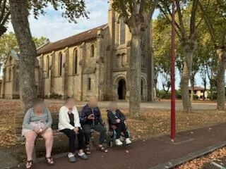 Pas à pas vers l’église, traits à traits dans le salon à l'UP