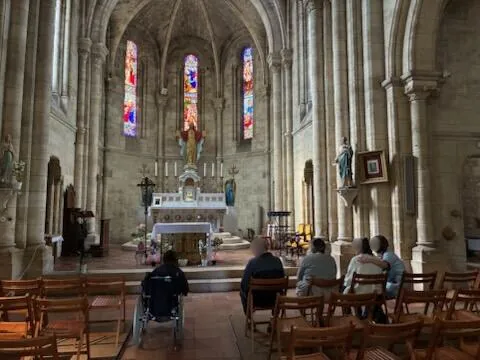 Pas à pas vers l’église, traits à traits dans le salon à l'UP