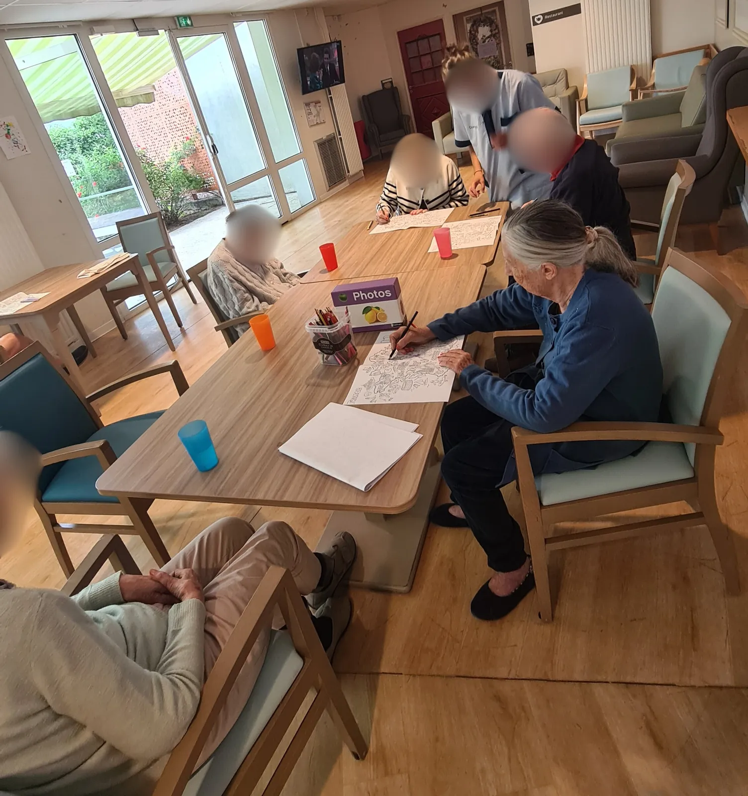 Pas à pas vers l’église, traits à traits dans le salon à l'UP