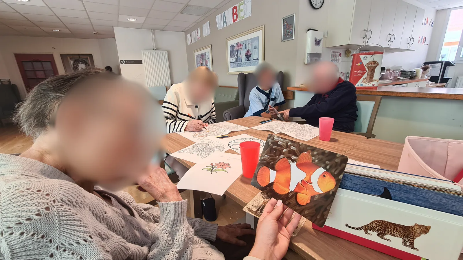 Pas à pas vers l’église, traits à traits dans le salon à l'UP