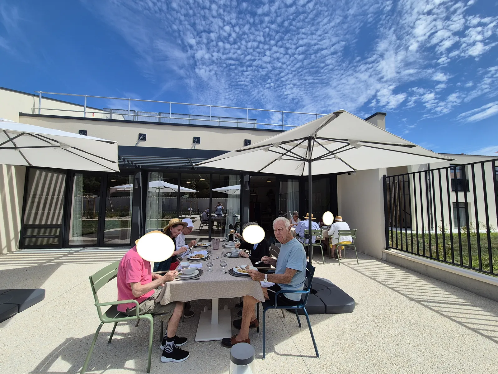 Déjeuner en terrasse 