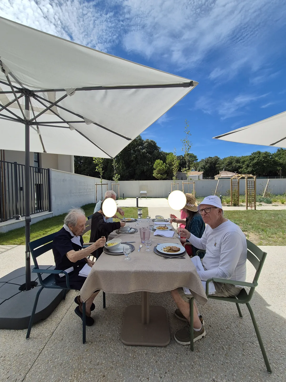 Déjeuner en terrasse 