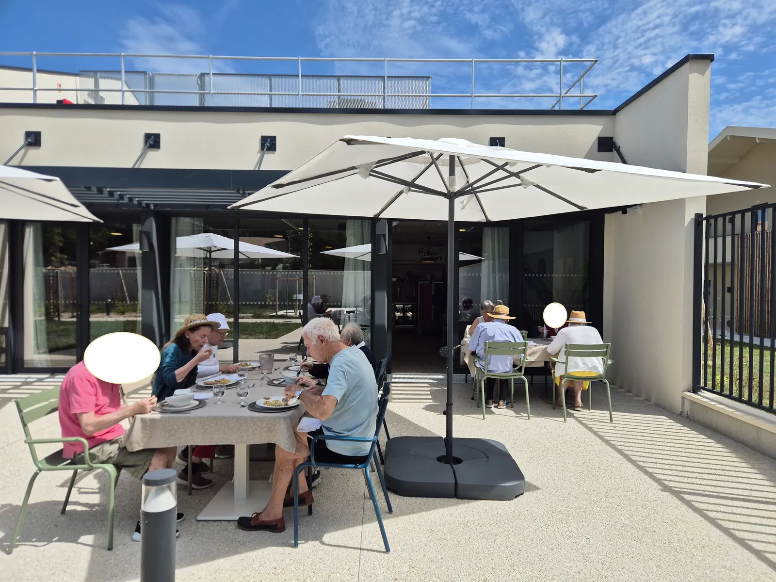 Déjeuner en terrasse 