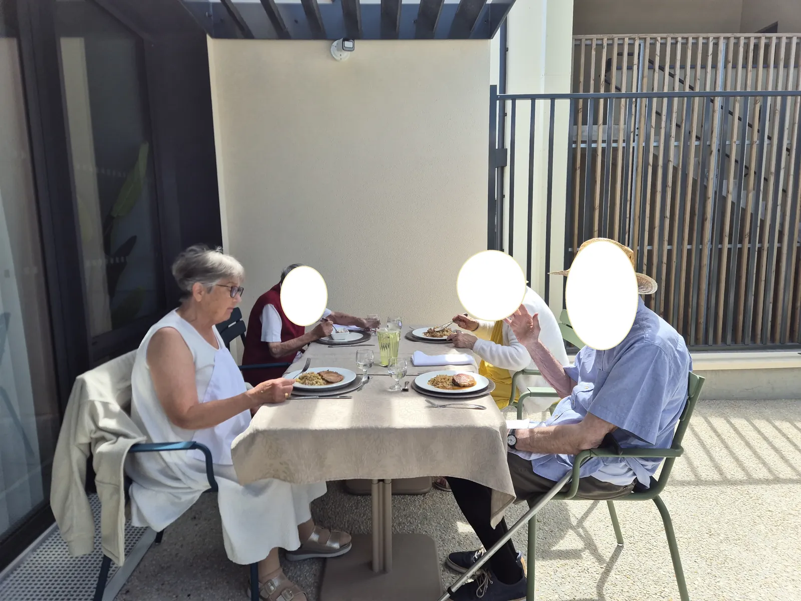 Déjeuner en terrasse 