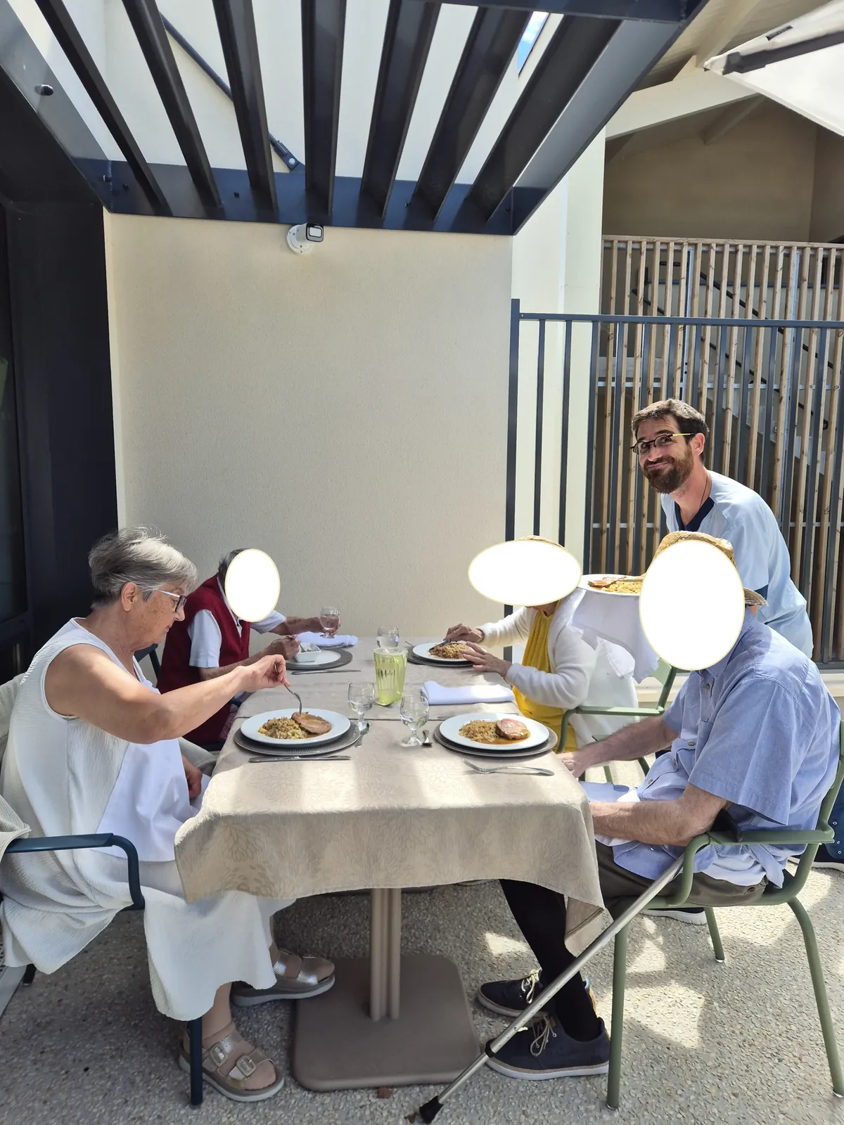 Déjeuner en terrasse 