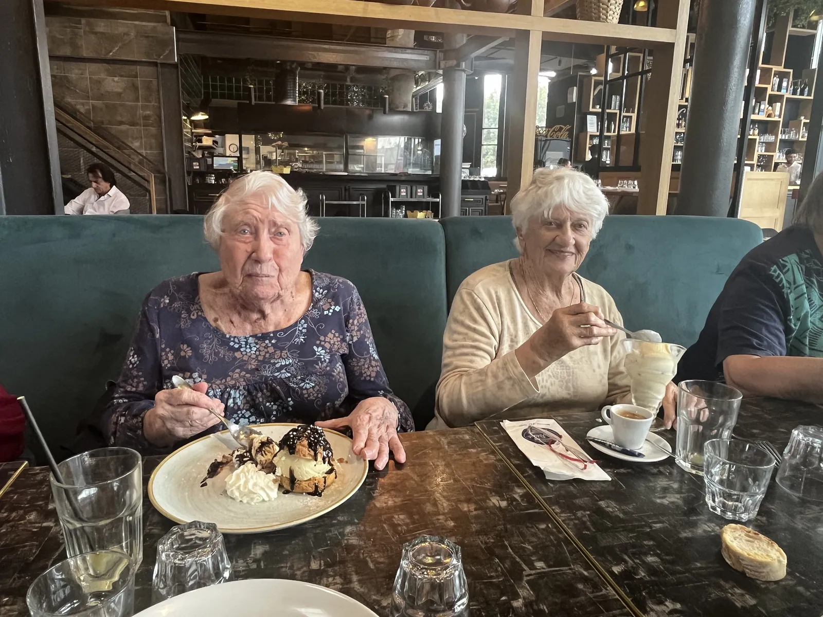 Sortie au restaurant : Partie 3 le dessert 