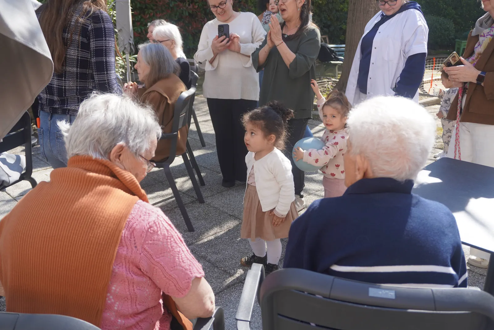 QUAND LES RIRES D’ENFANTS ILLUMINENT LA RESIDENCE