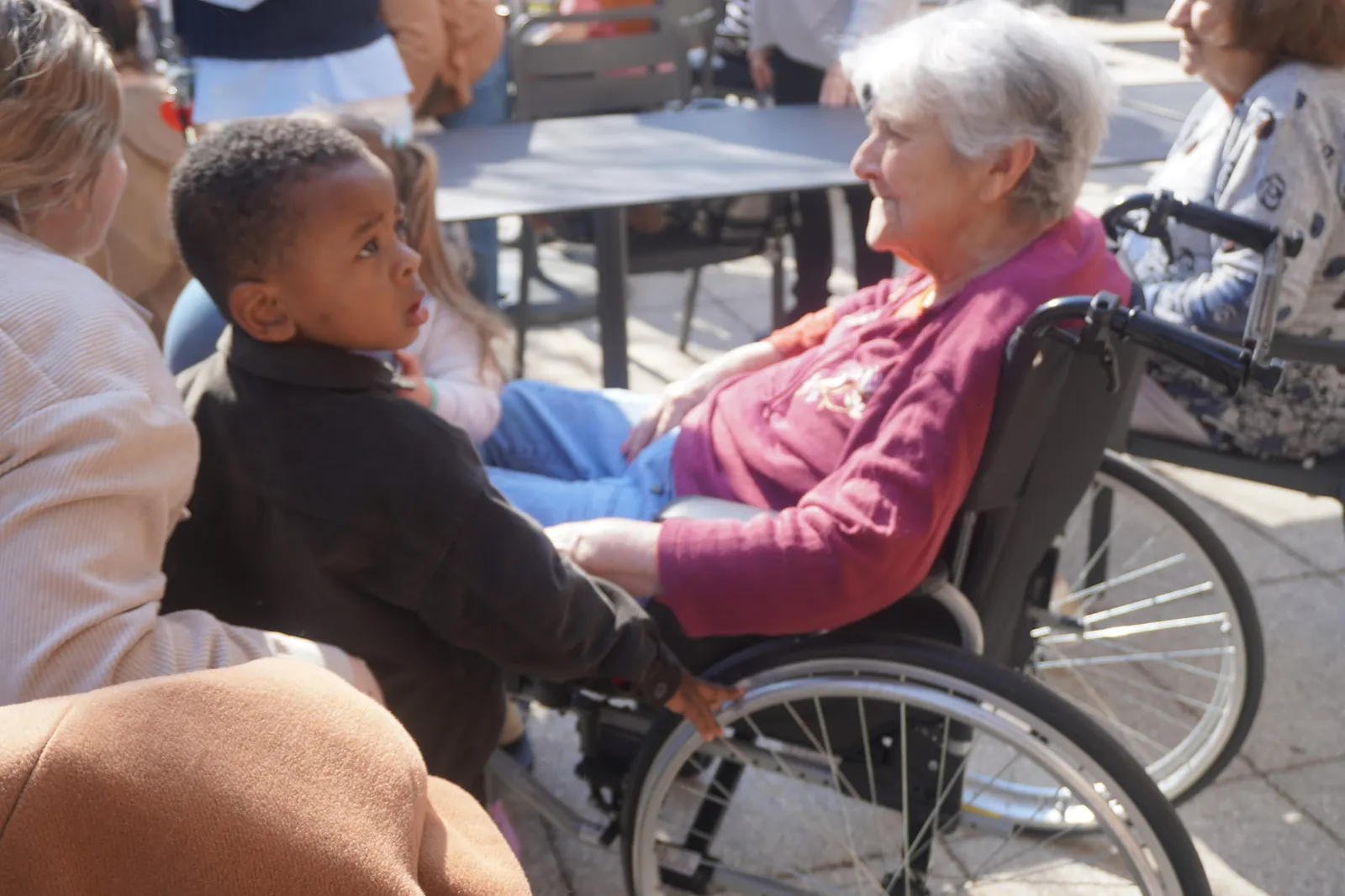 QUAND LES RIRES D’ENFANTS ILLUMINENT LA RESIDENCE
