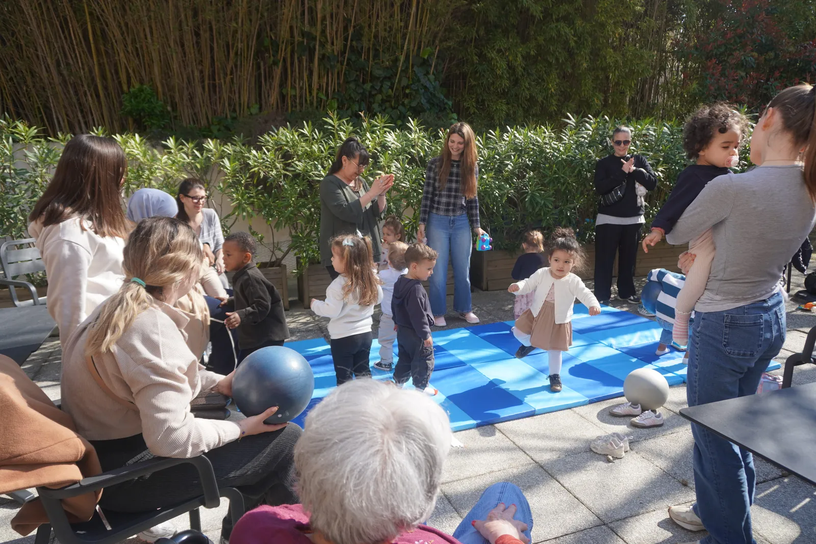 QUAND LES RIRES D’ENFANTS ILLUMINENT LA RESIDENCE