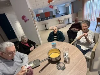 Atelier cuisine à l’unité protégée : des madeleines pour le goûter
