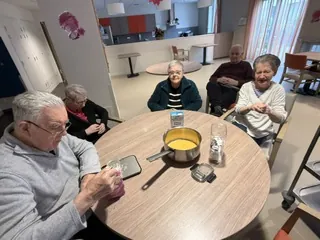 Atelier cuisine à l’unité protégée : des madeleines pour le goûter