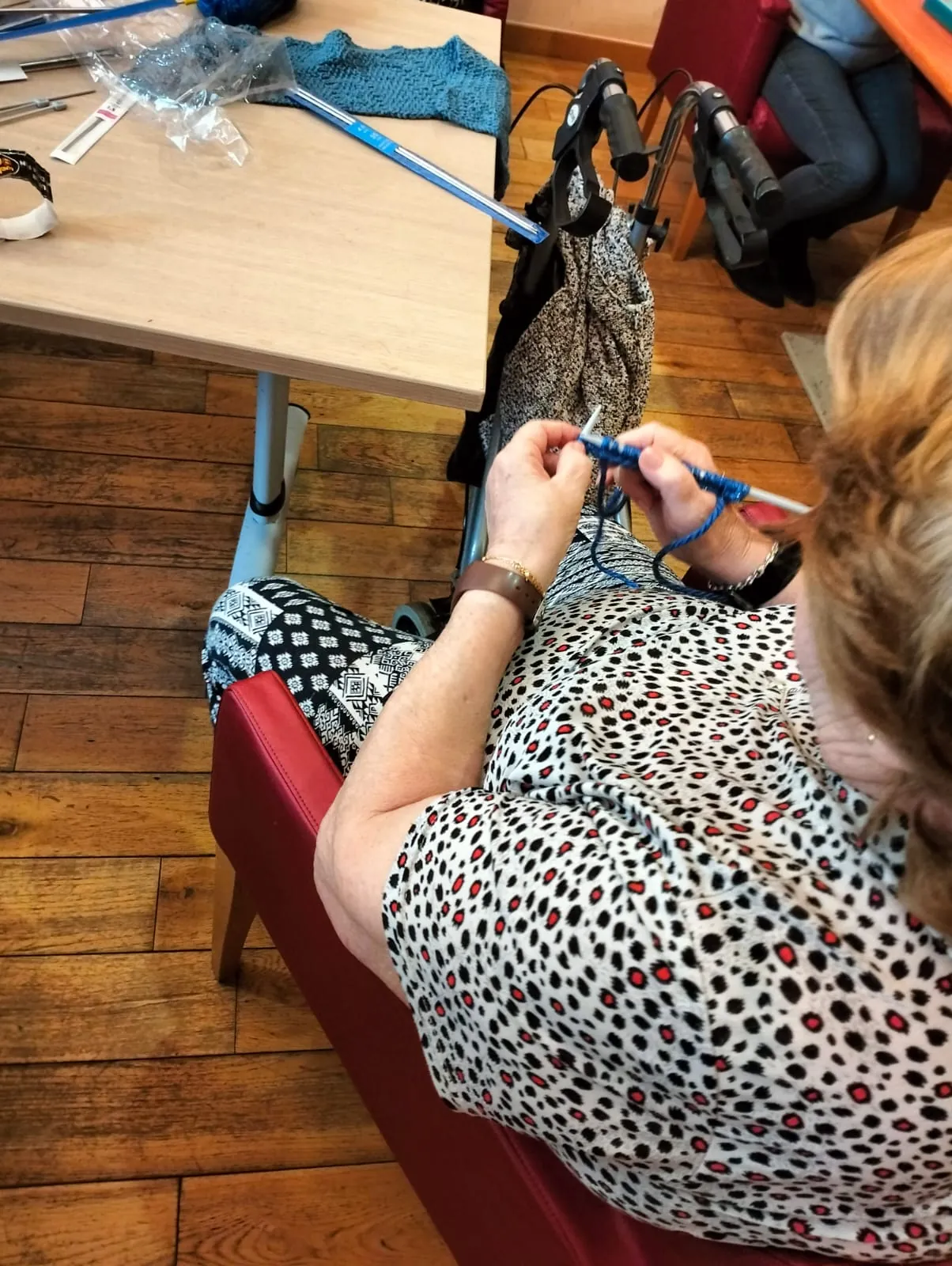 Un Atelier Tricot : Des Liens Tissés avec Amour et Compagnie