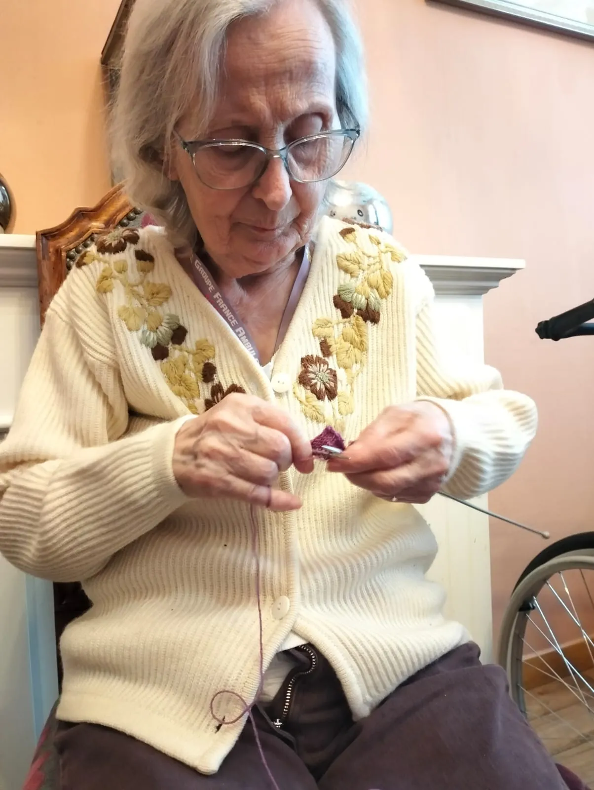 Un Atelier Tricot : Des Liens Tissés avec Amour et Compagnie
