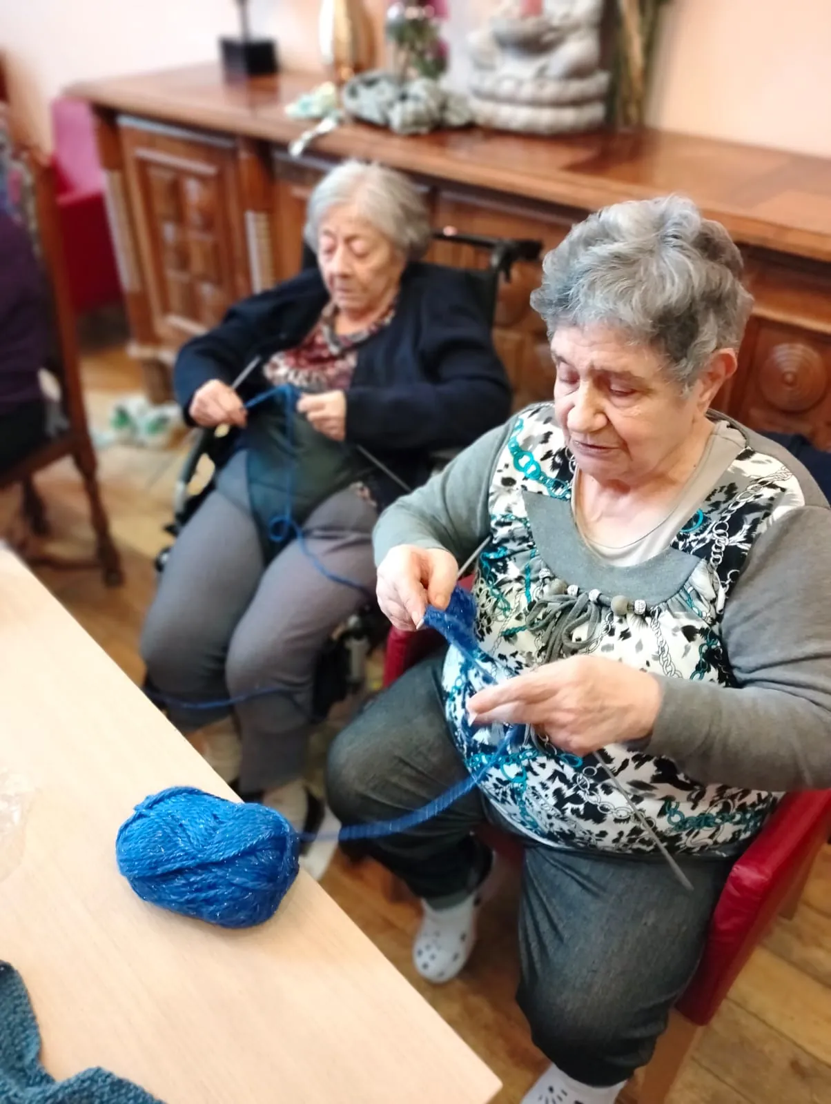 Un Atelier Tricot : Des Liens Tissés avec Amour et Compagnie
