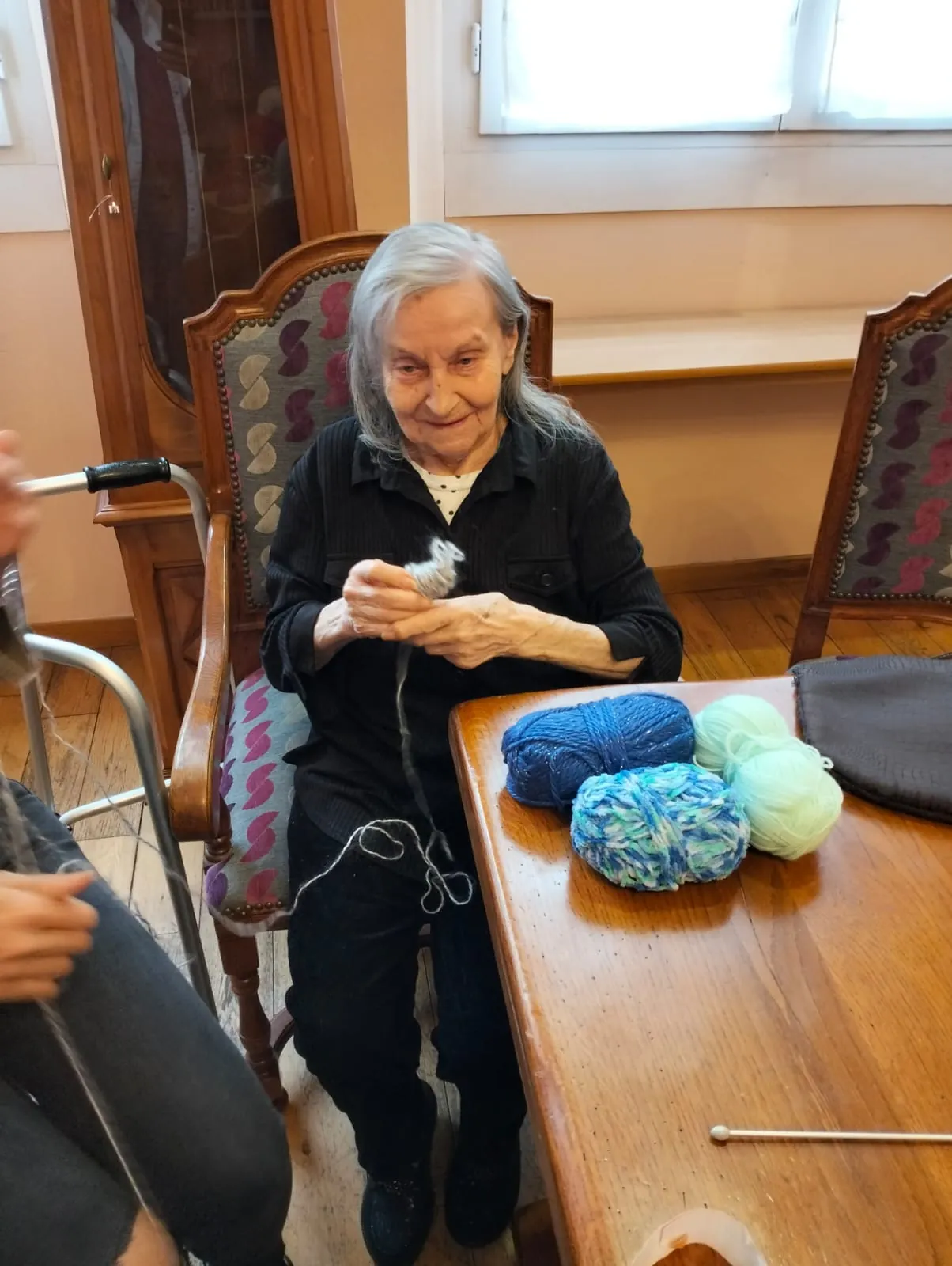 Un Atelier Tricot : Des Liens Tissés avec Amour et Compagnie