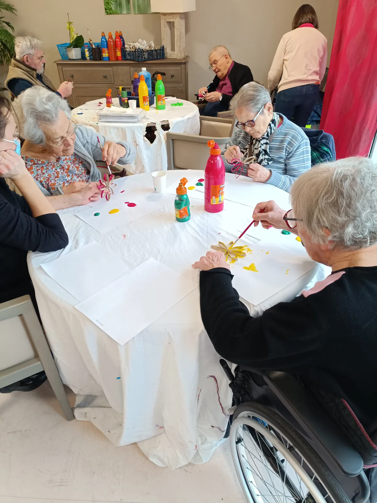 Atelier peinture avec les résidents de Gouvieux 