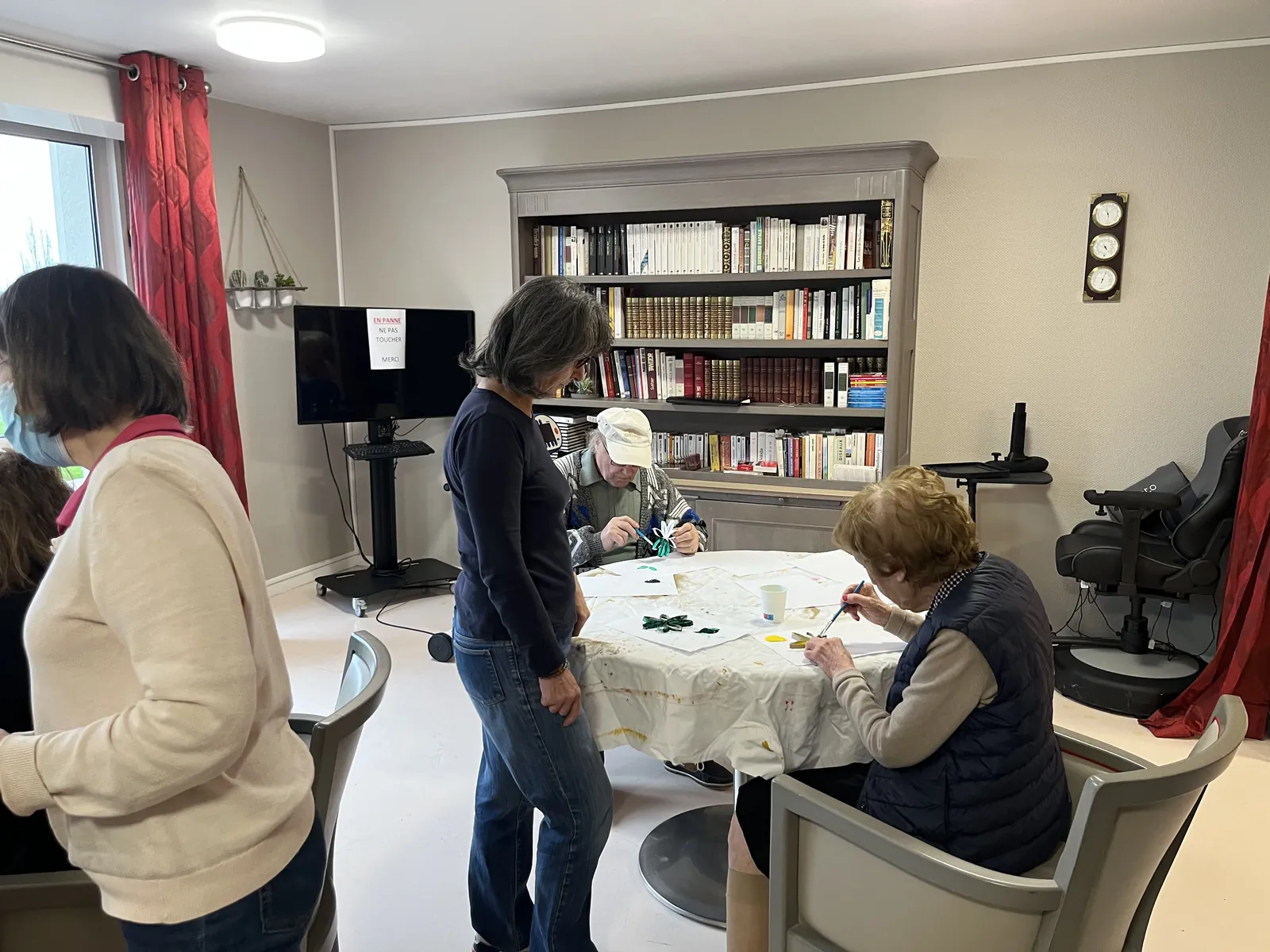 Atelier peinture avec les résidents de Gouvieux 