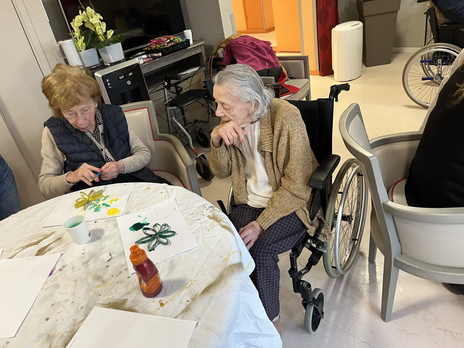 Atelier peinture avec les résidents de Gouvieux 