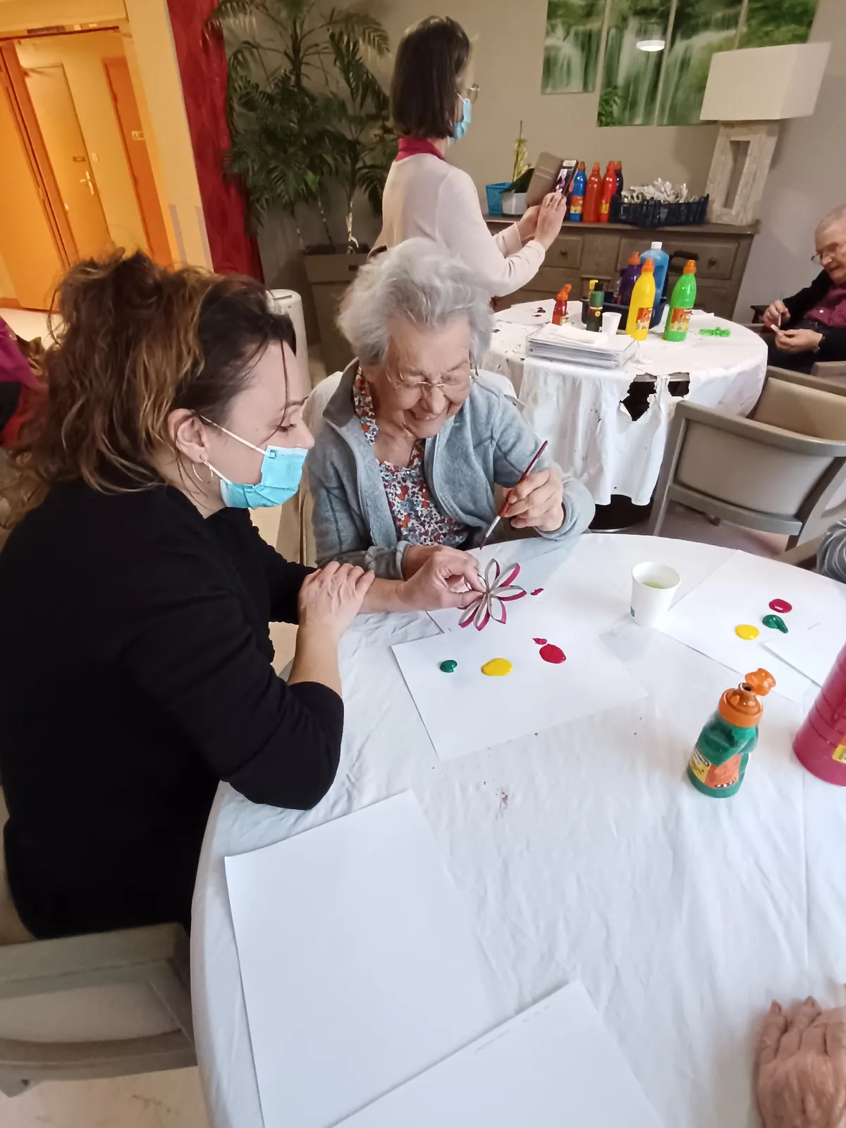Atelier peinture avec les résidents de Gouvieux 