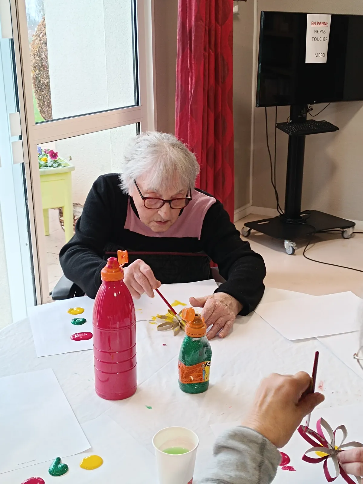 Atelier peinture avec les résidents de Gouvieux 