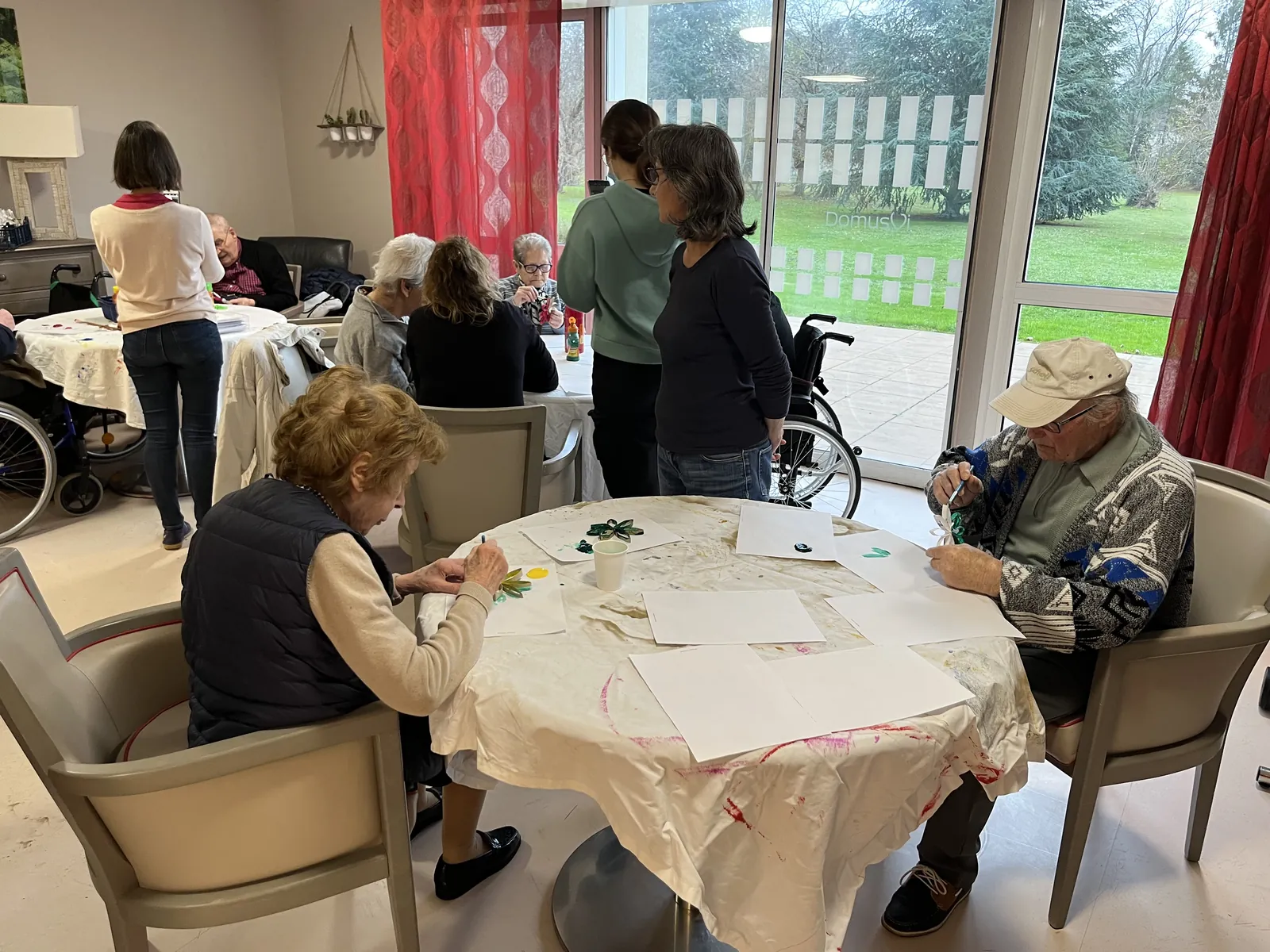 Atelier peinture avec les résidents de Gouvieux 