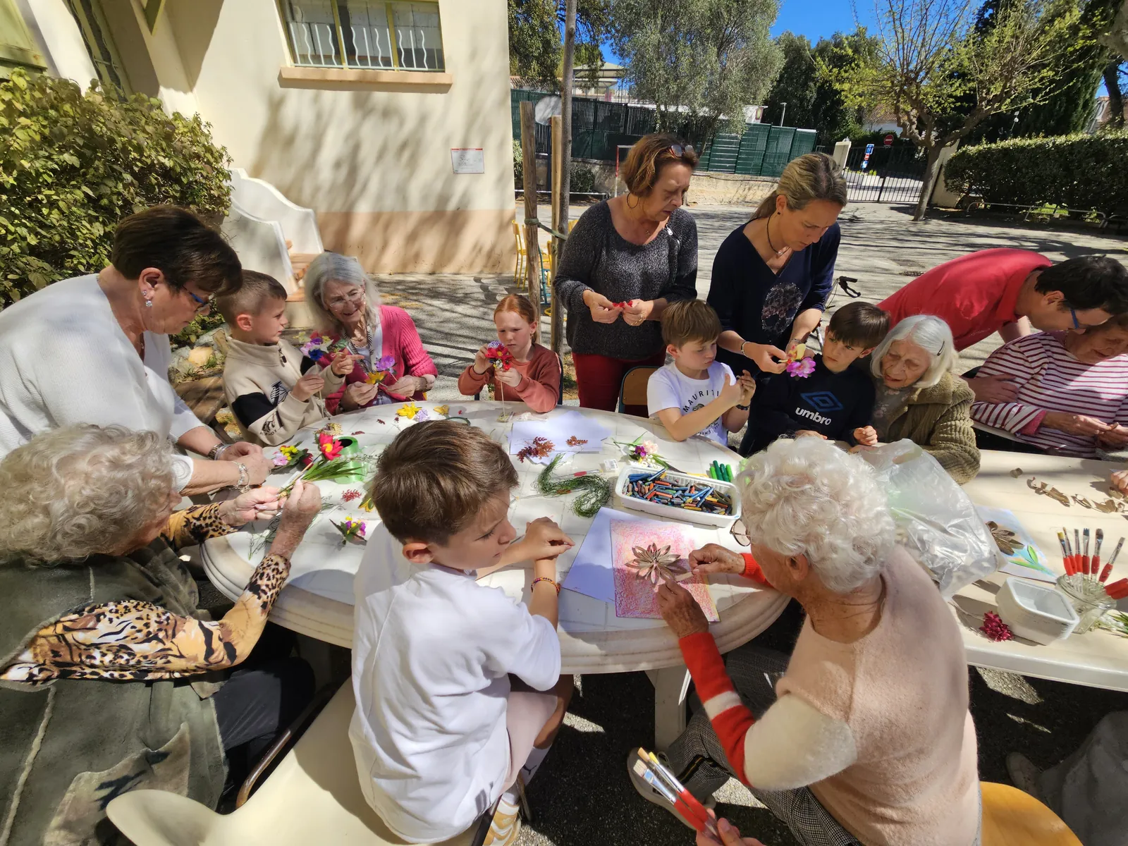 UN MOMENT DE PARTAGE AU JARDIN DE L ECOLE  DE CAVALIERE