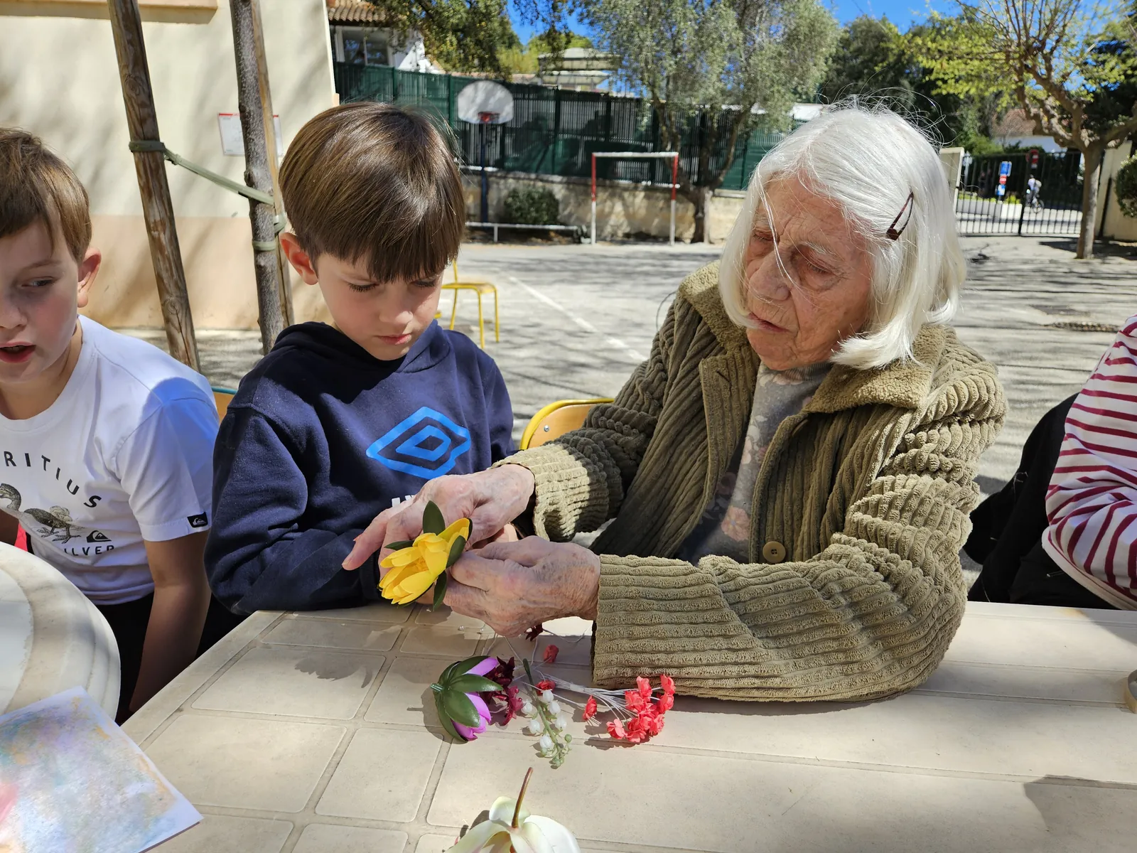 UN MOMENT DE PARTAGE AU JARDIN DE L ECOLE  DE CAVALIERE