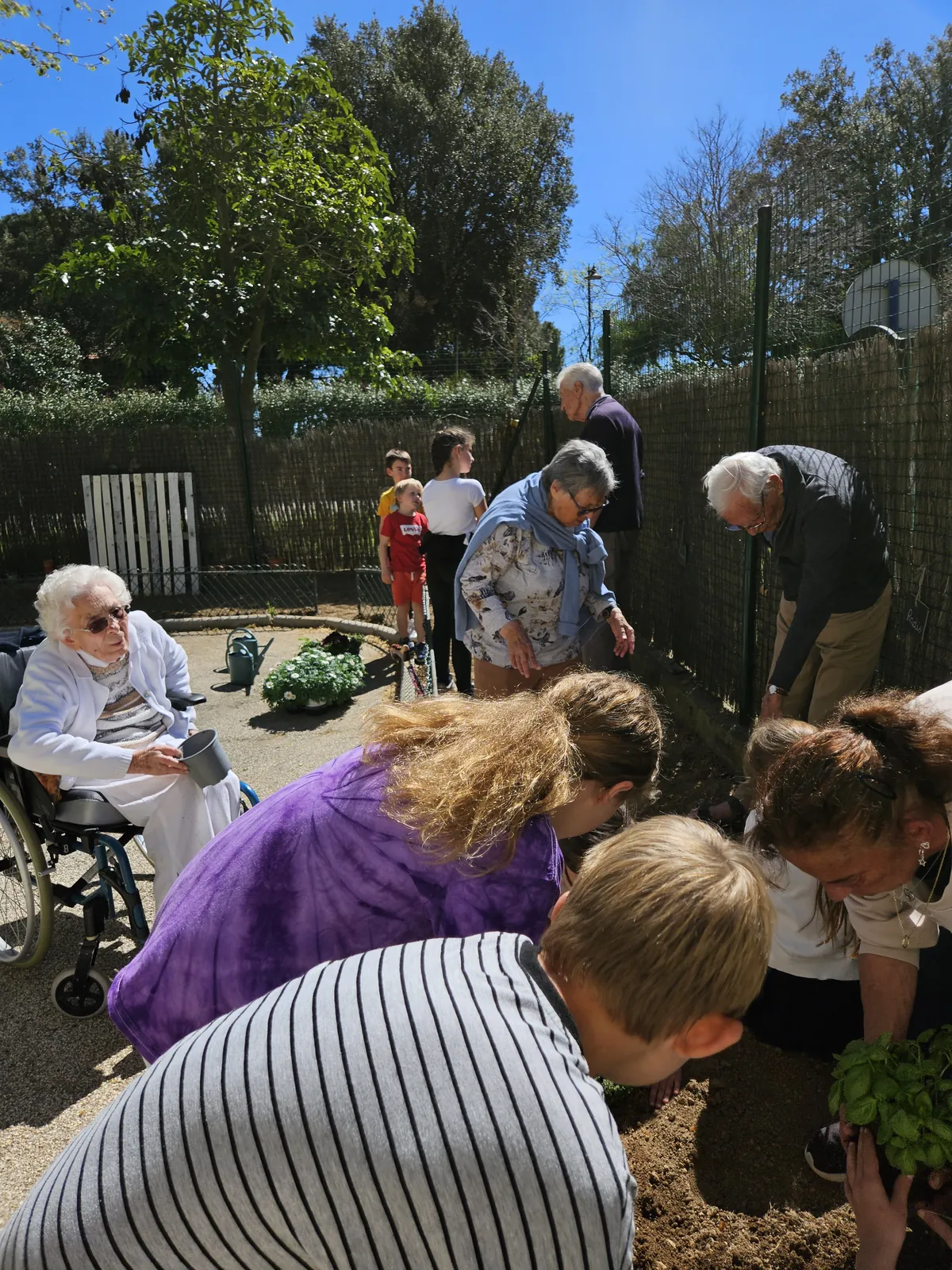 UN MOMENT DE PARTAGE AU JARDIN DE L ECOLE  DE CAVALIERE