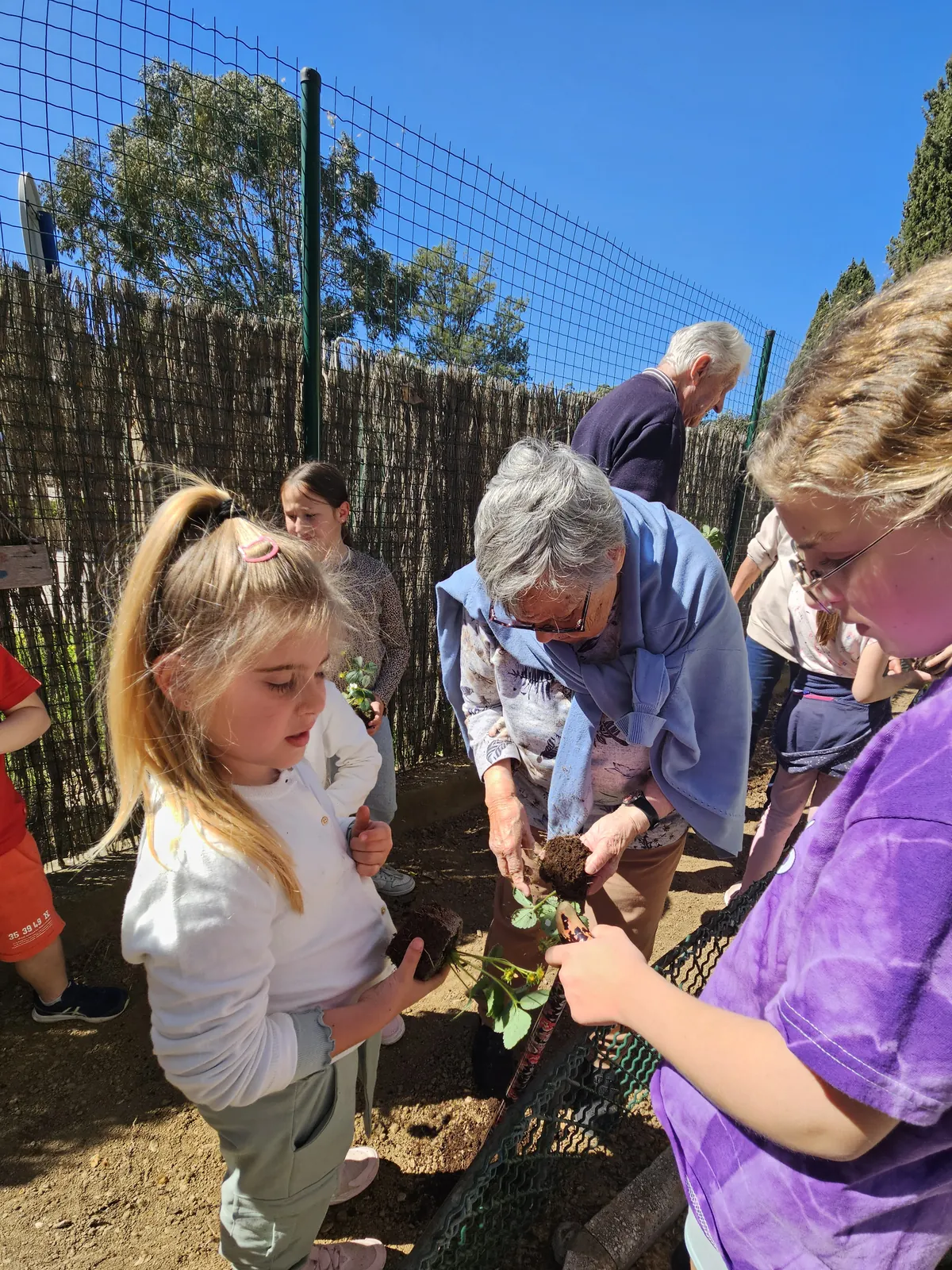 UN MOMENT DE PARTAGE AU JARDIN DE L ECOLE  DE CAVALIERE