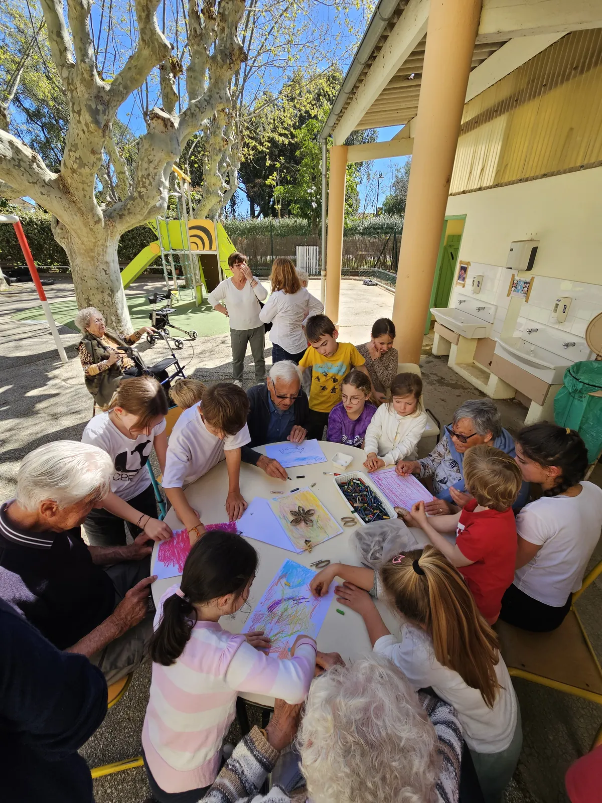UN MOMENT DE PARTAGE AU JARDIN DE L ECOLE  DE CAVALIERE