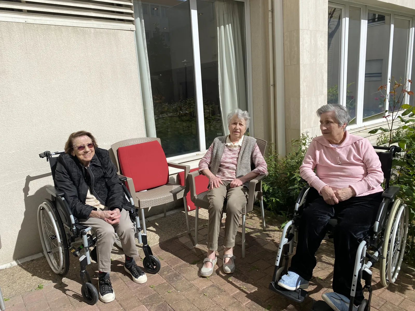 AMBIANCE STUDIEUSE ET PREMIERES SORTIES AU JARDIN 