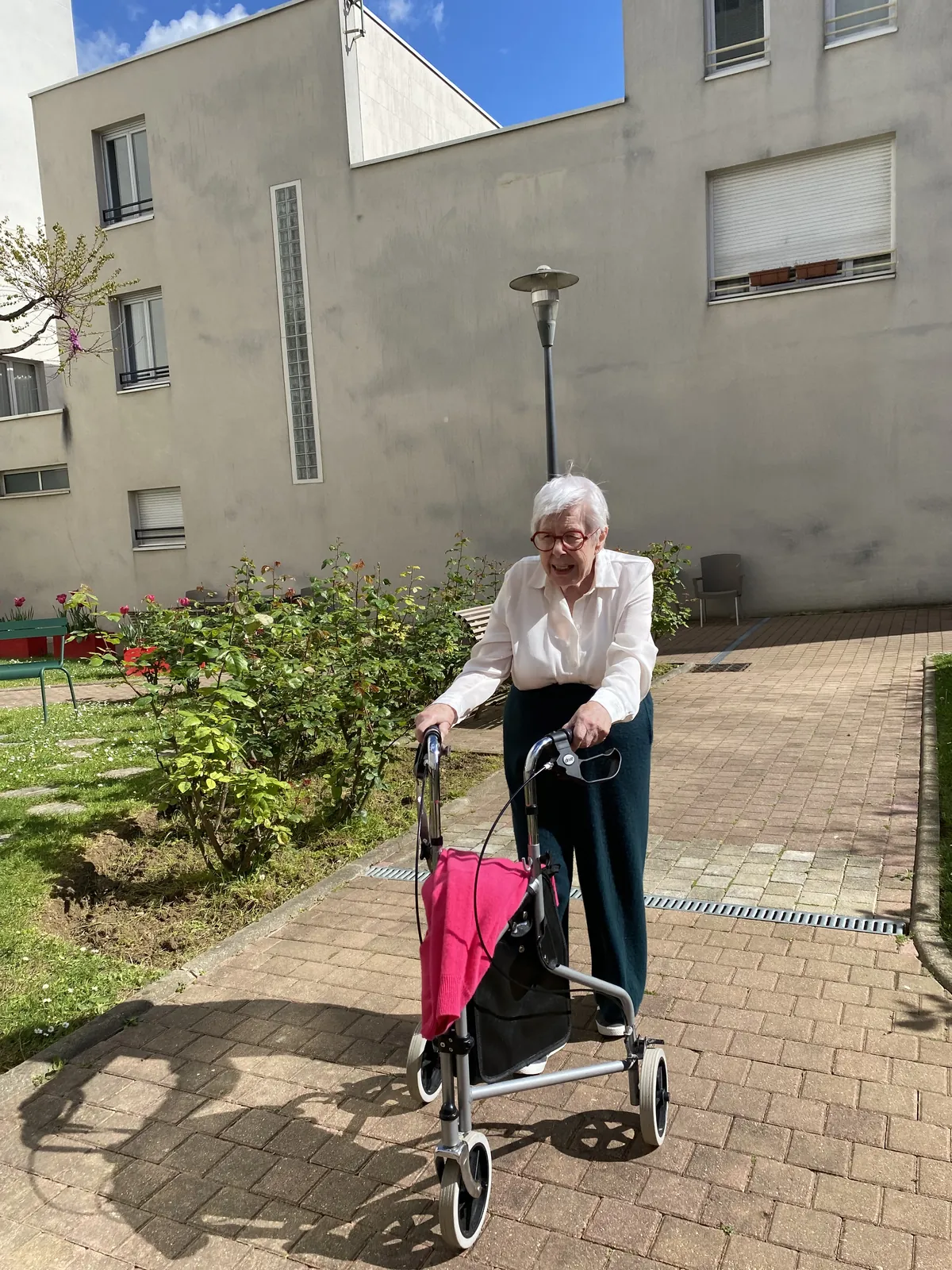 AMBIANCE STUDIEUSE ET PREMIERES SORTIES AU JARDIN 
