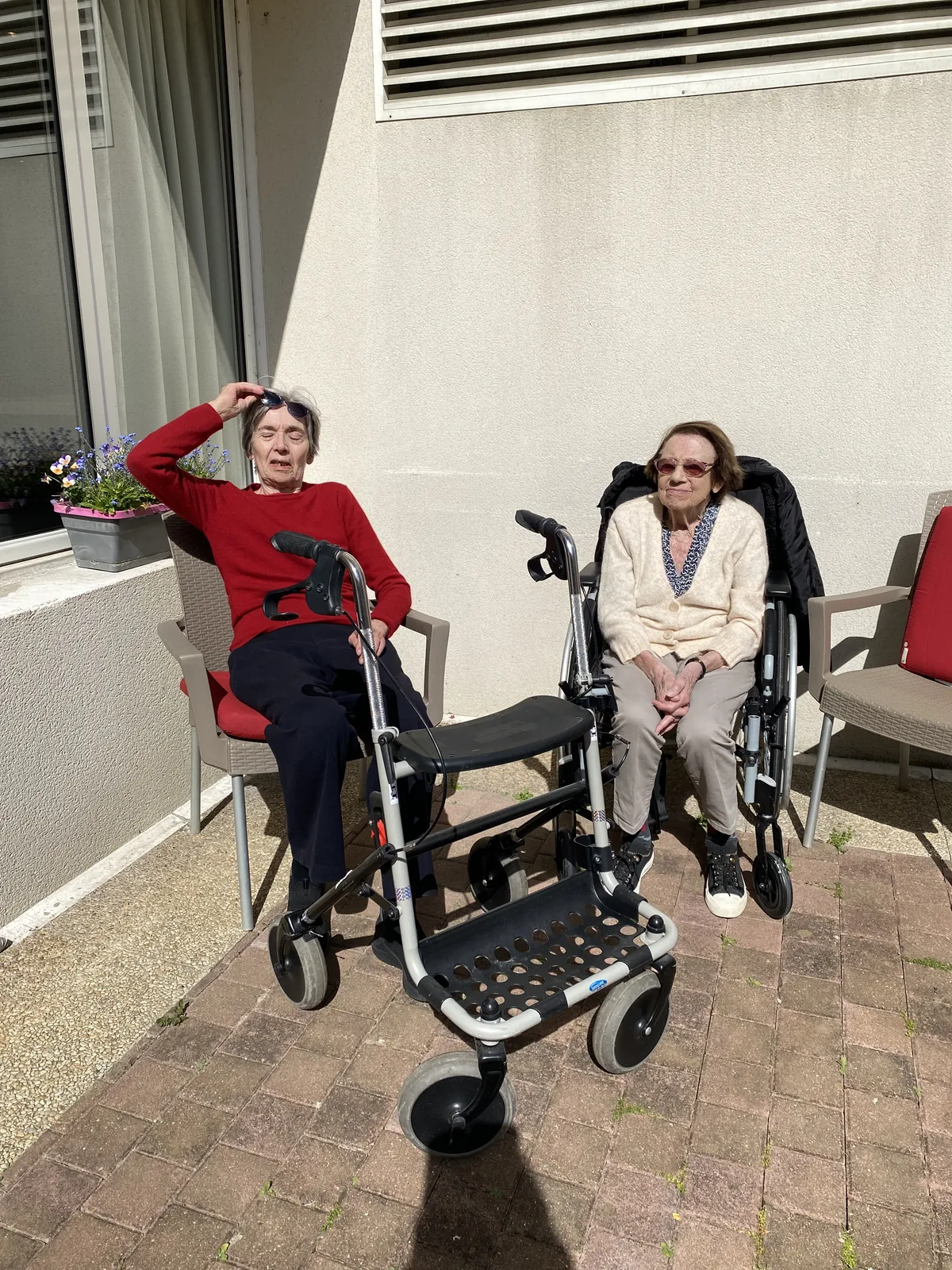 AMBIANCE STUDIEUSE ET PREMIERES SORTIES AU JARDIN 
