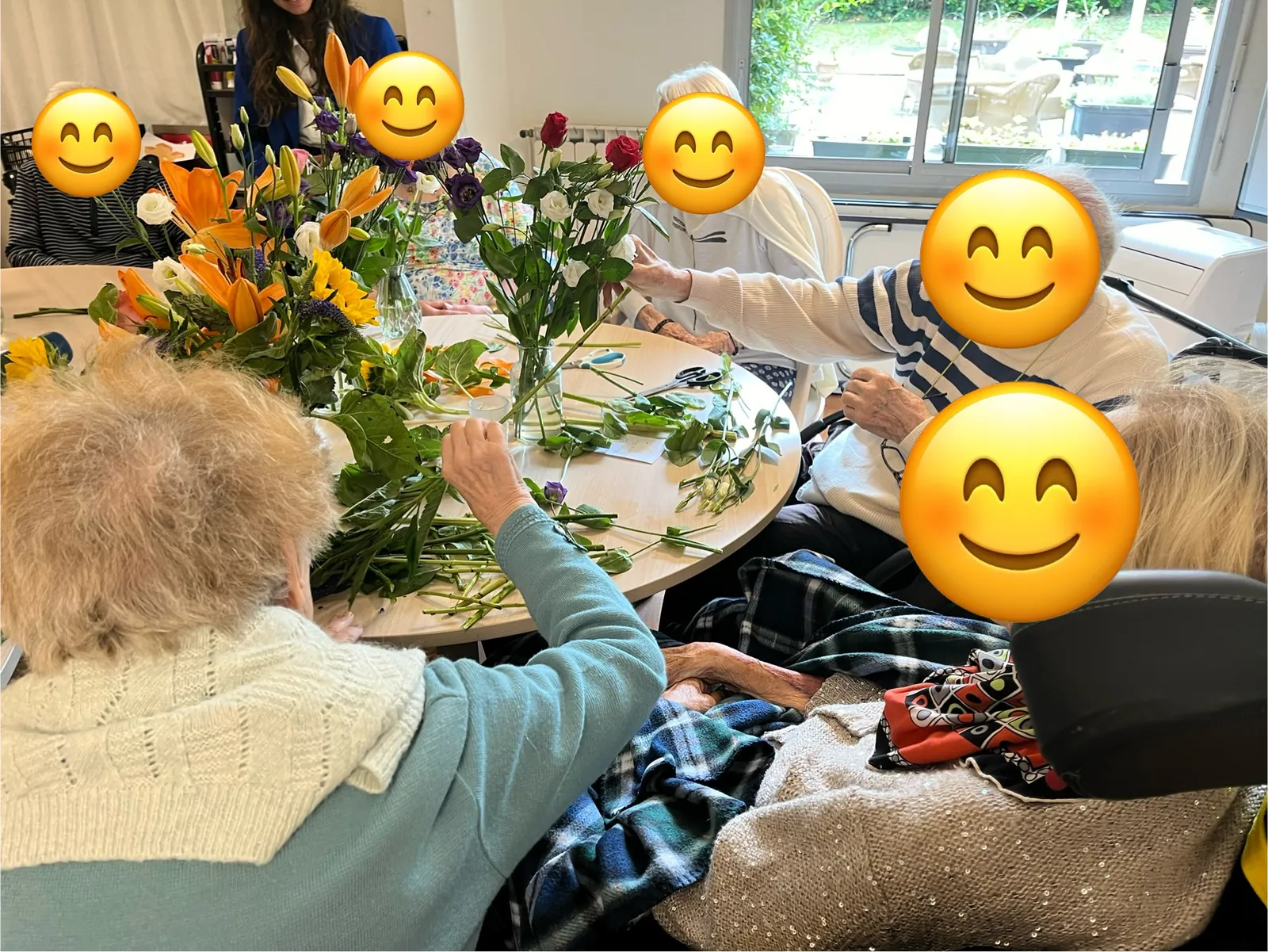 Une après-midi colorée par les bouquets préparés par nos résidents