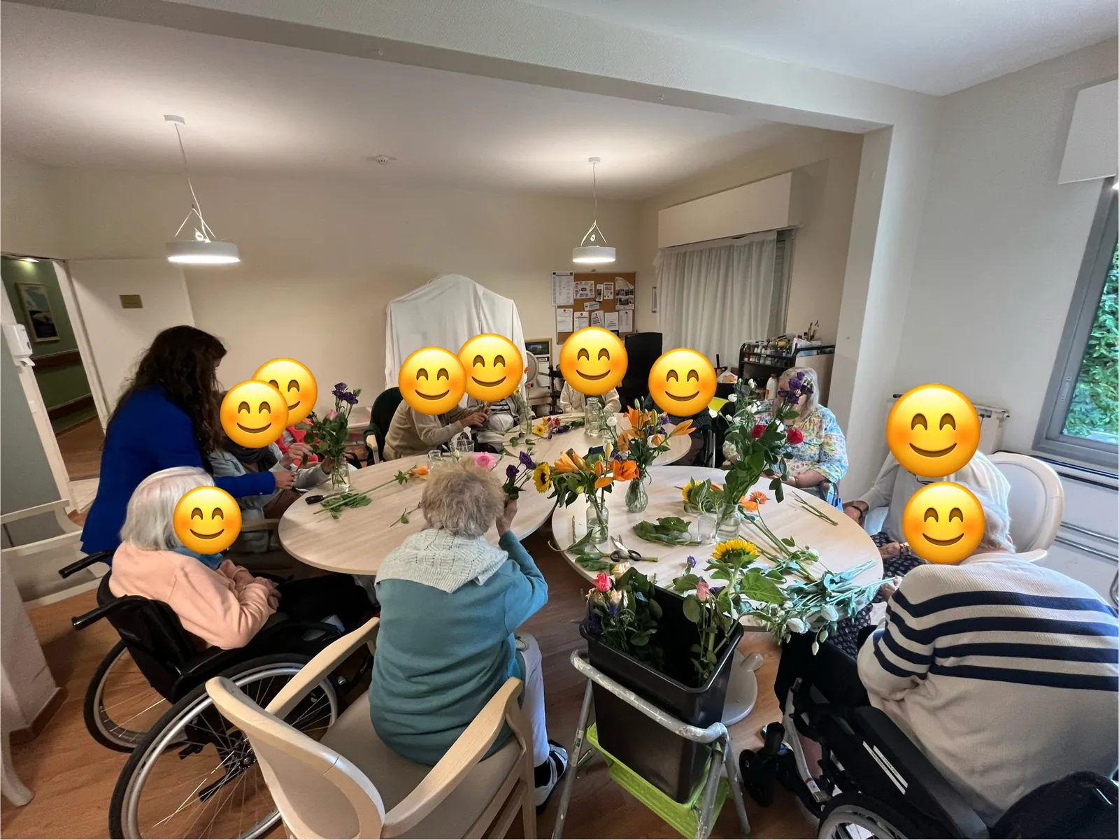 Une après-midi colorée par les bouquets préparés par nos résidents
