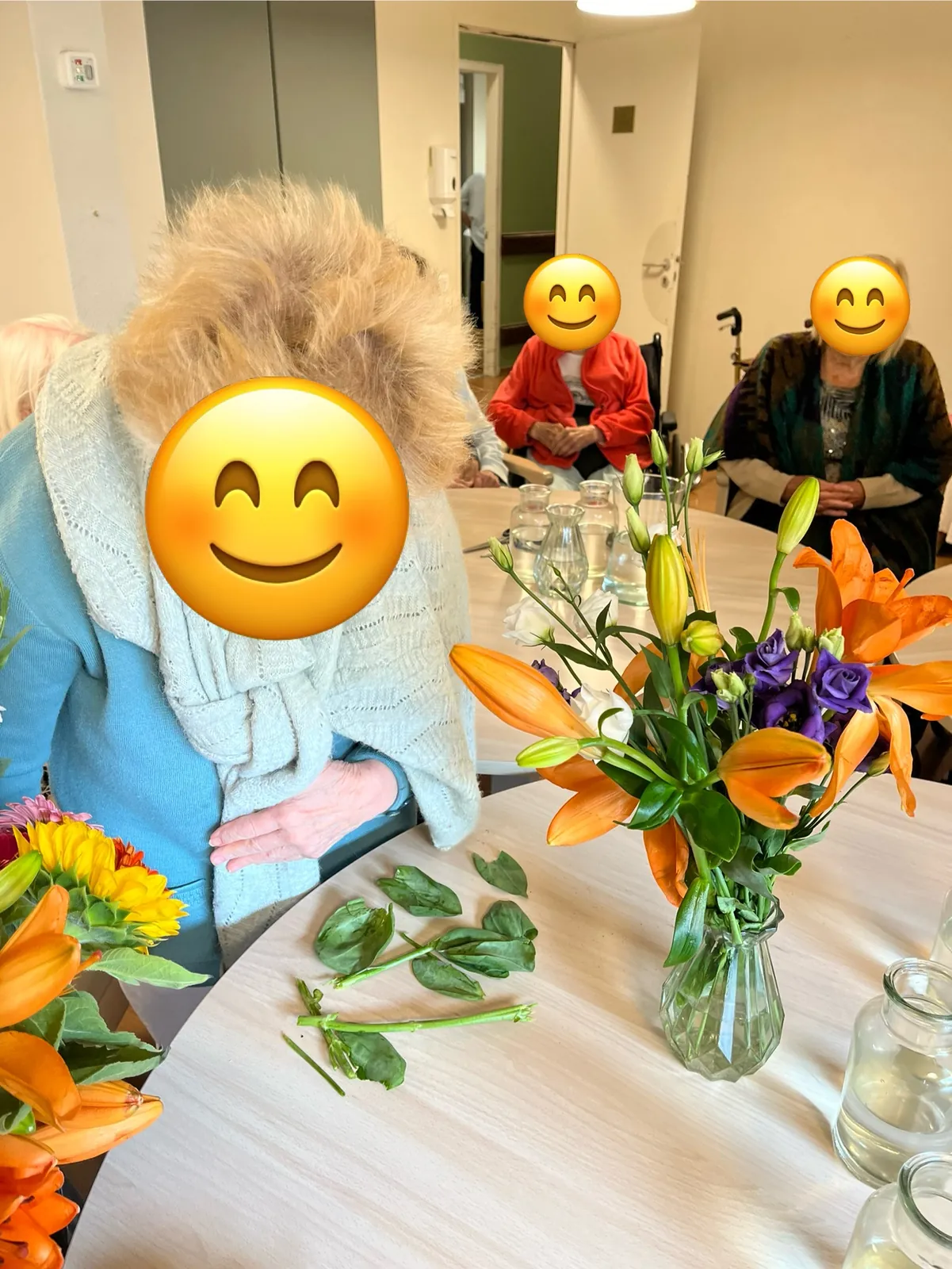 Une après-midi colorée par les bouquets préparés par nos résidents