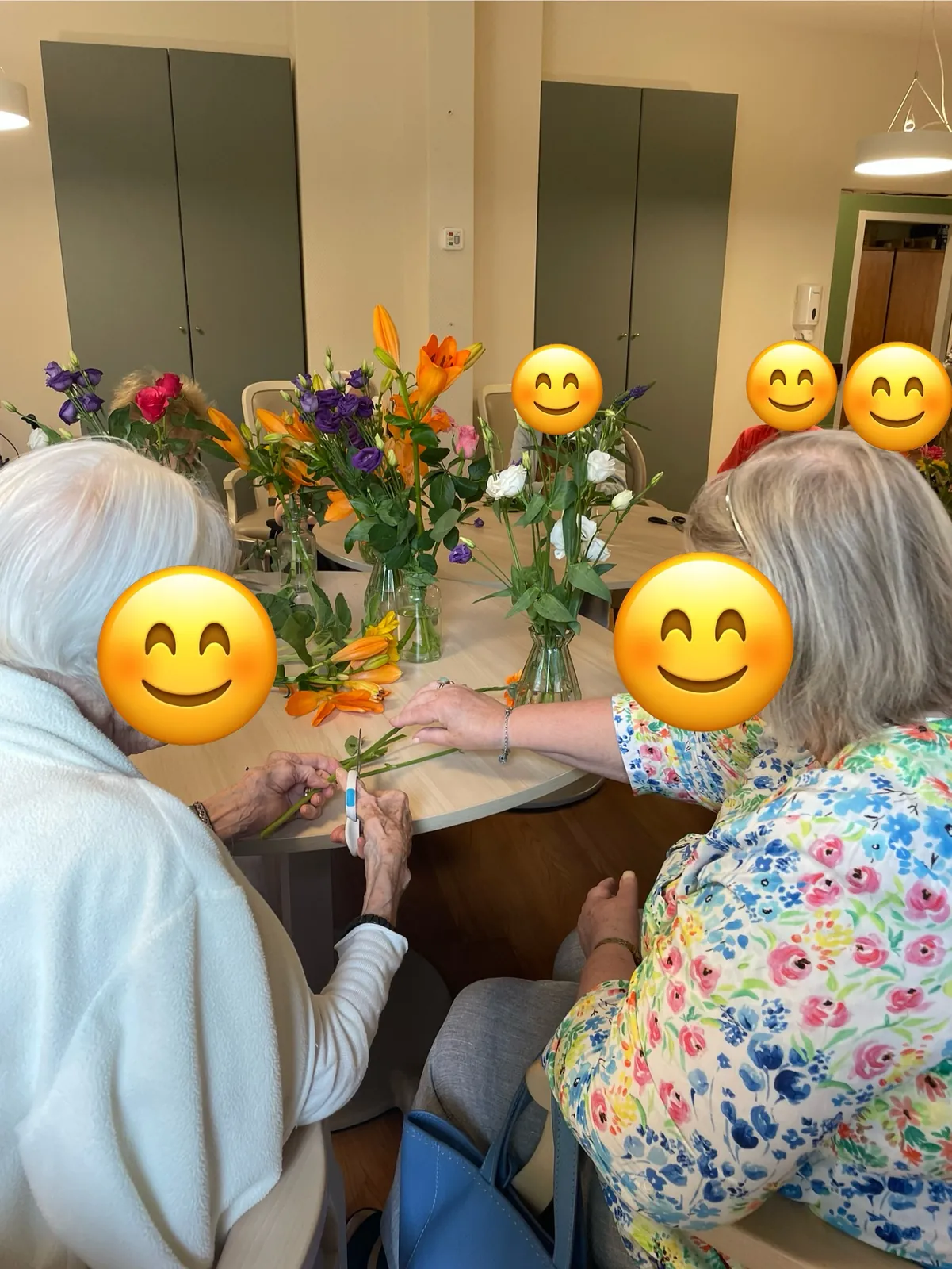 Une après-midi colorée par les bouquets préparés par nos résidents