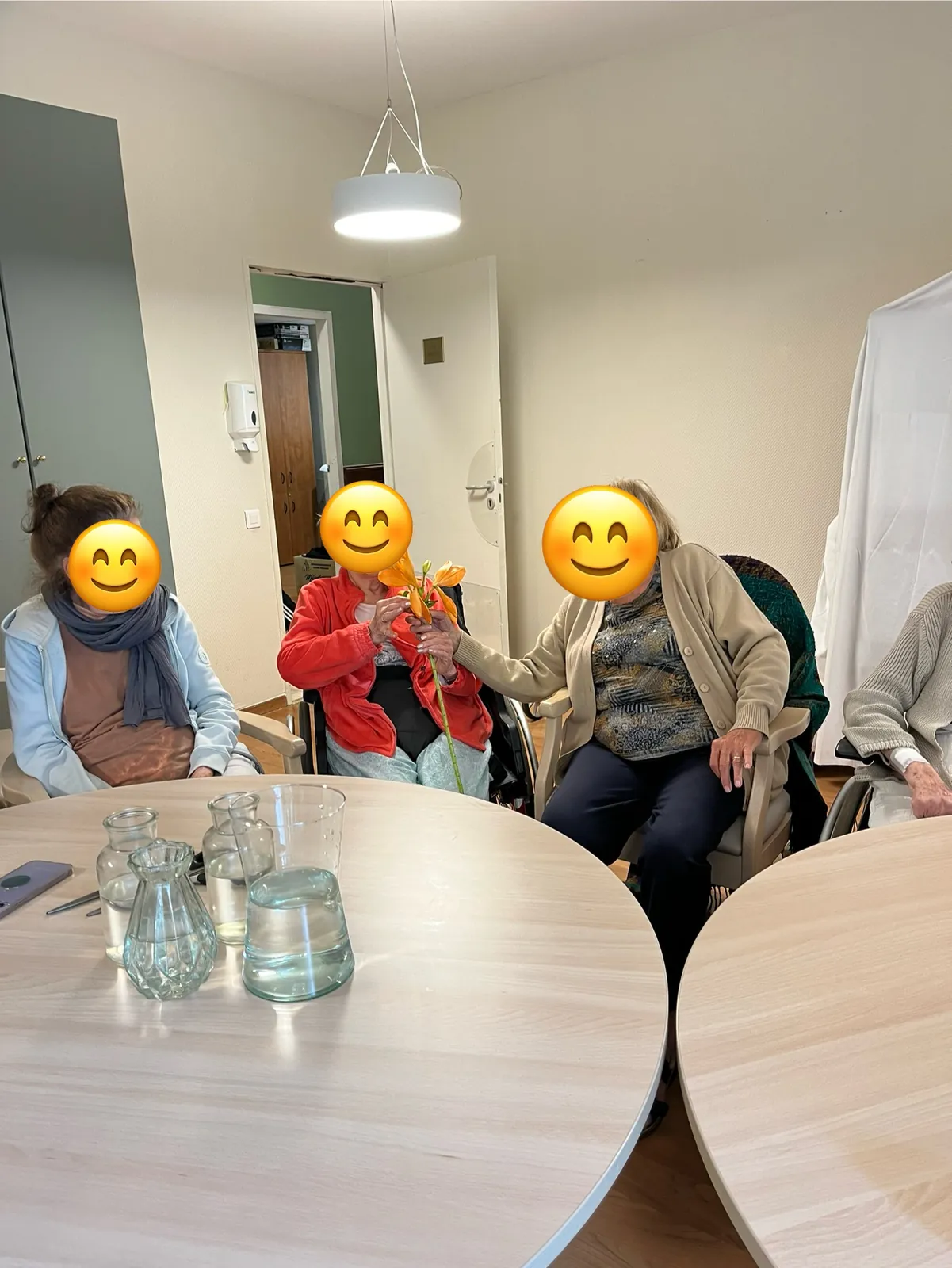 Une après-midi colorée par les bouquets préparés par nos résidents