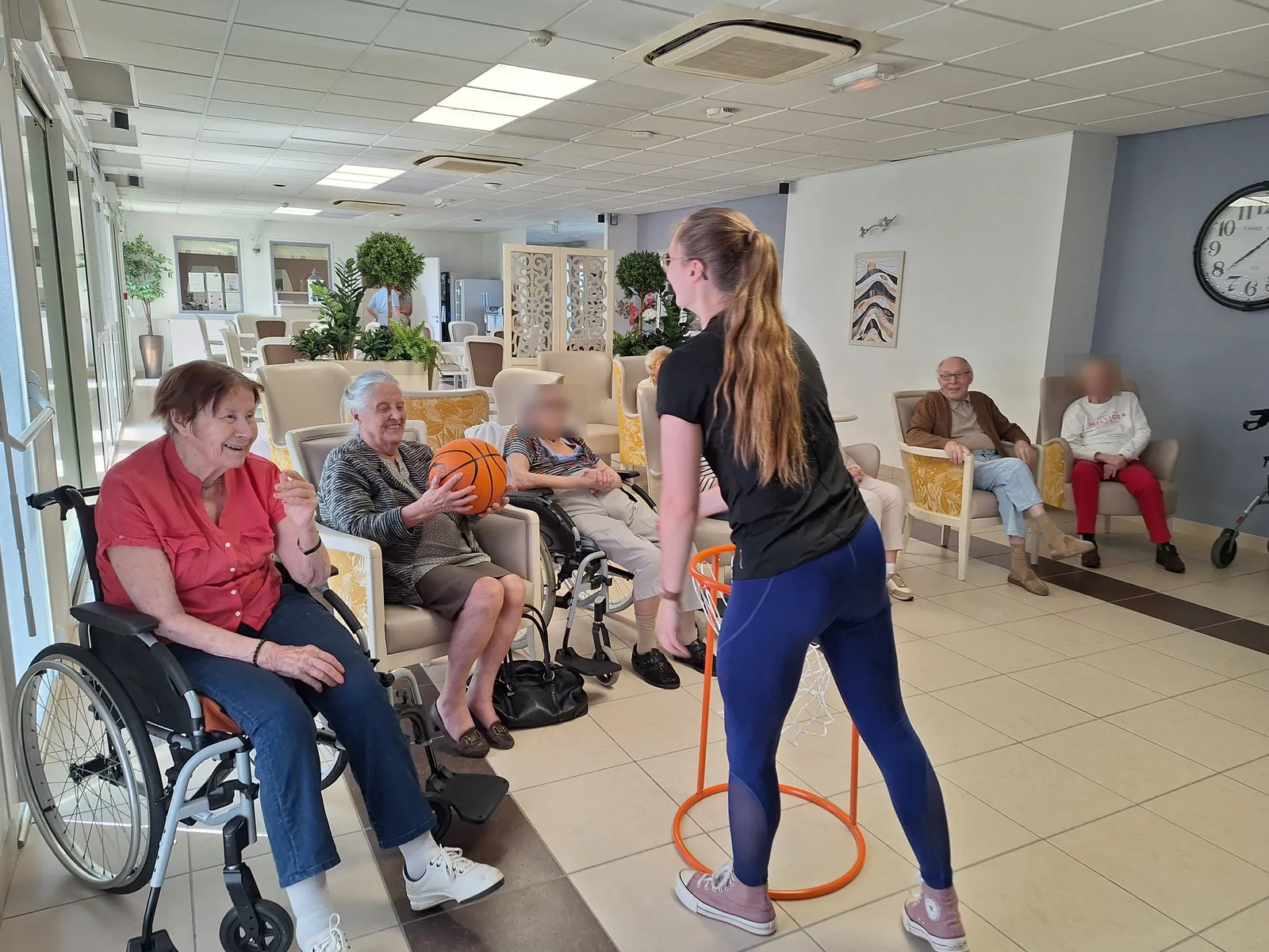 Un Atelier de Basket enrichissant avec Lucie, Éducatrice APA