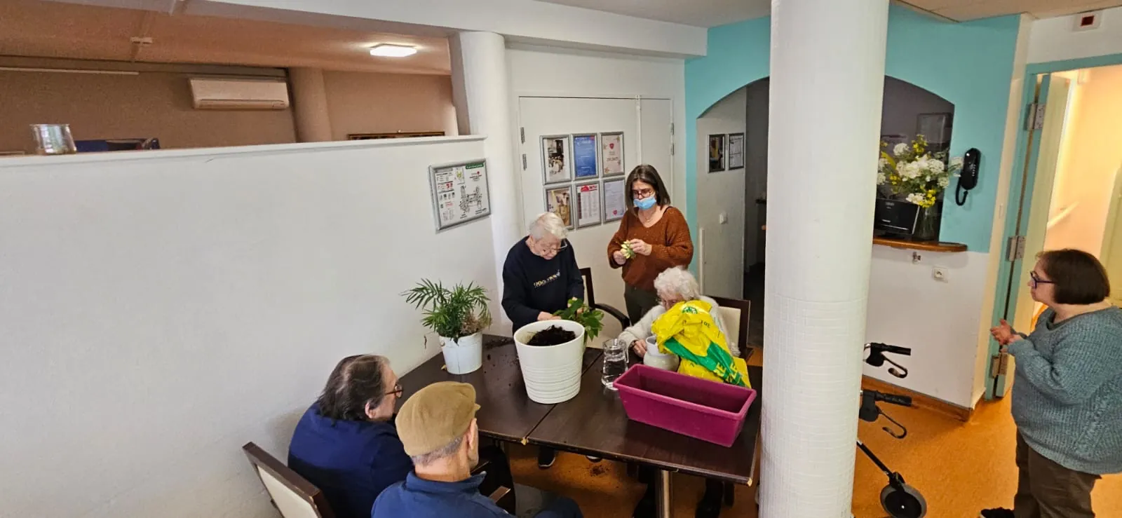 Atelier jardinage : le rempotage / Rénovation : Etape1 la peinture