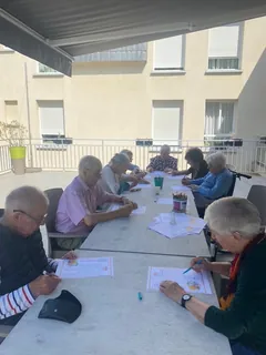 Activité mémoire sous le soleil matinal des Hautes Futaies