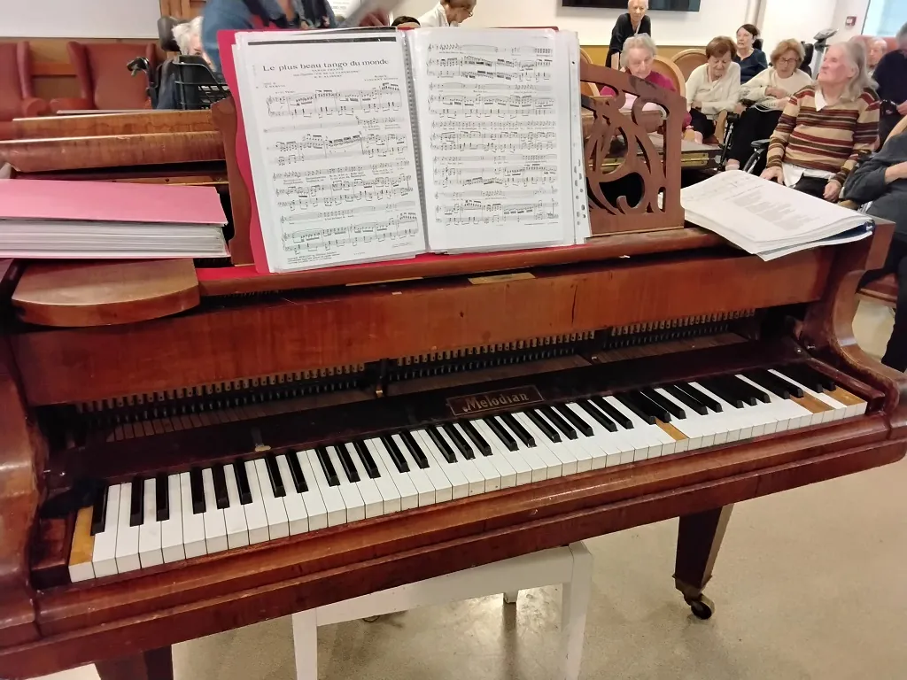 Le vieux piano de l'Agora...